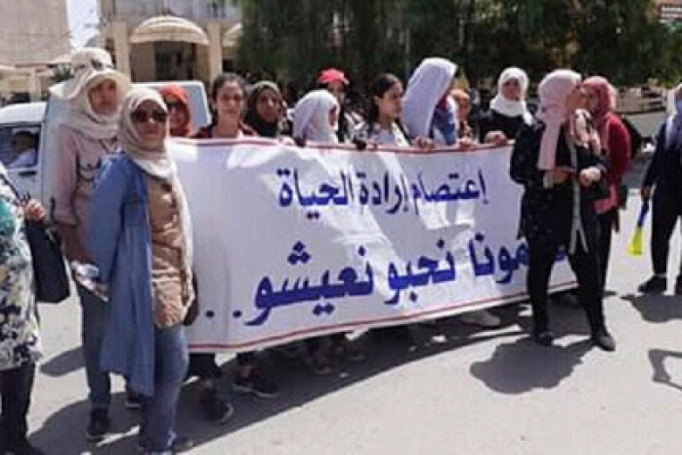 قفصة: مسيرة احتجاجية لأصحاب الشهائد العليا العاطلين عن العمل للمطالبة بانتدابهم بالوظيفة العمومية وإطلاق سراح الموقوفين منهم