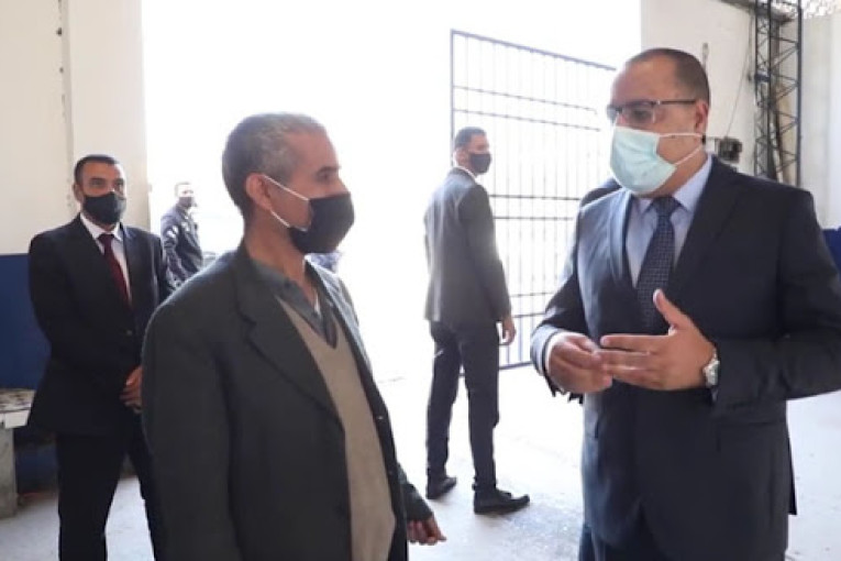 المشيشي يعاين بمحطتي المنصف باي وباب عليوة لسيارات الاجرة لواج مدى تطبيق اجراءات الحجر الصحي