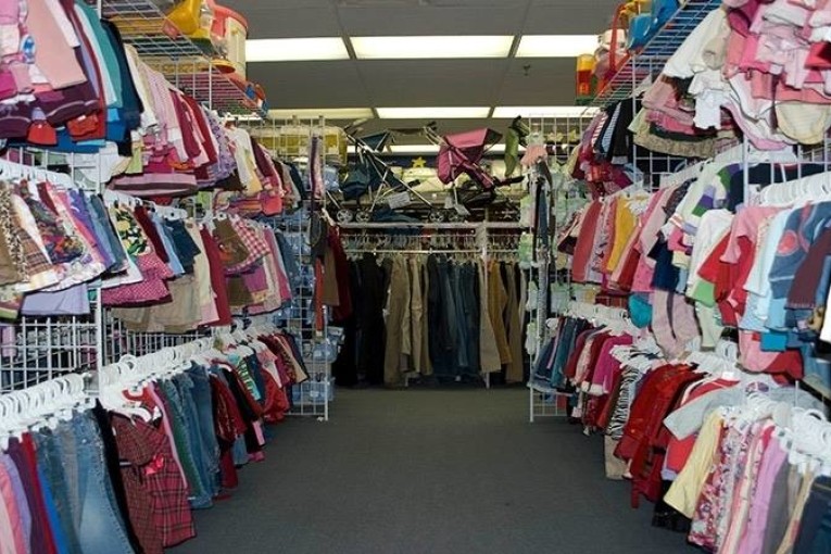 توزر: تجار الملابس الجاهزة بالسوق الأسبوعية يقررون العودة لنشاطهم وعدم تطبيق قرارات الحجر الصحي الشامل