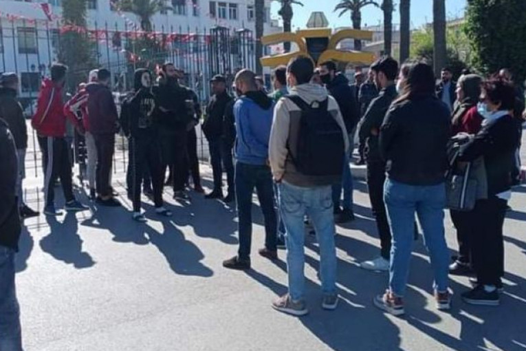 باجة: الباعة المتجولون وأصحاب المقاهي يحتجون أمام مقر الولاية رفضا لقرار الحجر الصحي الشامل