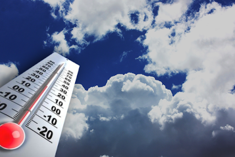 سماء مغيمة وانخفاض في درجات الحرارة الاثنين