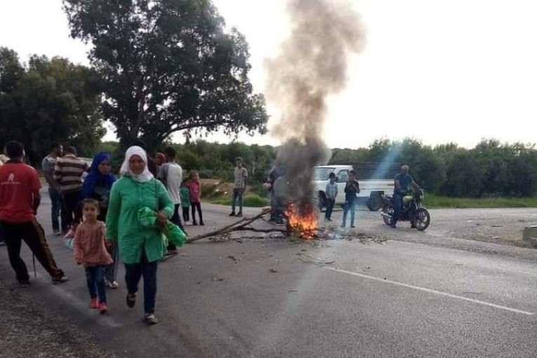 القيروان: عدد من اهالي مقرة بعين جلولة يغلقون الطريق للمطالبة بتفعيل مشروع تزويد منطقتهم بالماء الصالح للشرب