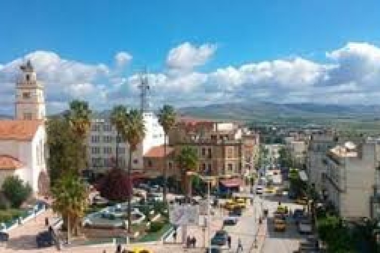 باجة : أهالي “بوقرنونة” و”زاقة” بباجة يغلقون الطريق الوطنية رقم 7 احتجاجا على انقطاع الماء الصالح للشرب