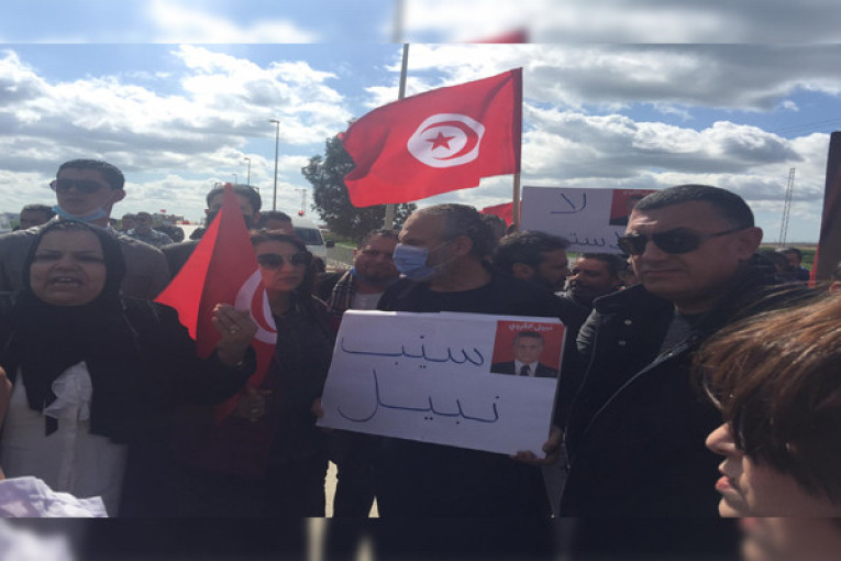 أنصار نبيل القروي ومن نواب قلب تونس يعتصمون أمام مقر القطب القضائي الإقتصادي والمالي