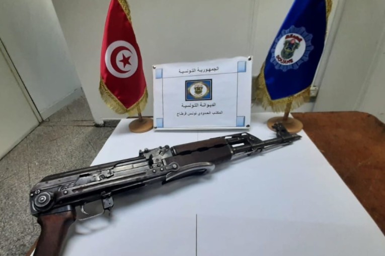 توجيه تهم التخطيط لارتكاب جرائم إرهابية للمرأة التي أدخلت سلاح كلاشينكوف عبر المطار