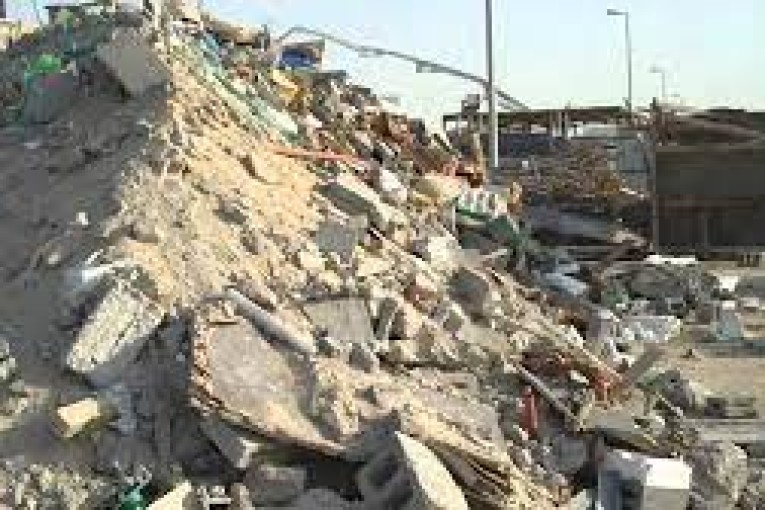 قابس : في ظل غياب تطبيق القانون فواضل البناء تتكدّس بكل أرجاء مدينة قابس