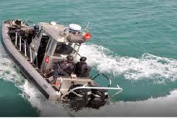 وحدة بحرية تابعة لجيش البحر تسلّمت قارب صيد تونسي على مستوى الحدود البحرية مع الجزائر ورافقته إلى ميناء طبرقة