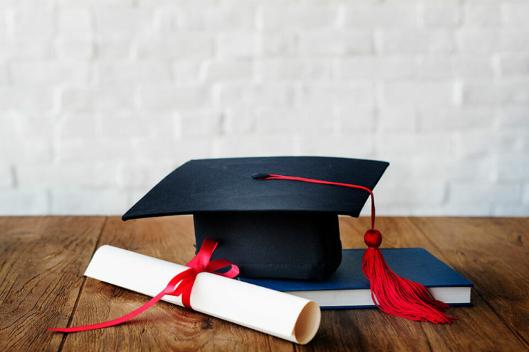 القصرين : أستاذة تمزق عدد من صفحات مشروع تخرّج طالبة