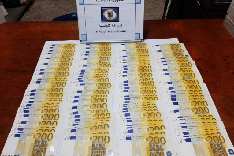 مصالح الديوانة بمطار تونس قرطاج تحجز 111 ألف يورو بحوزة مسافر أجنبي