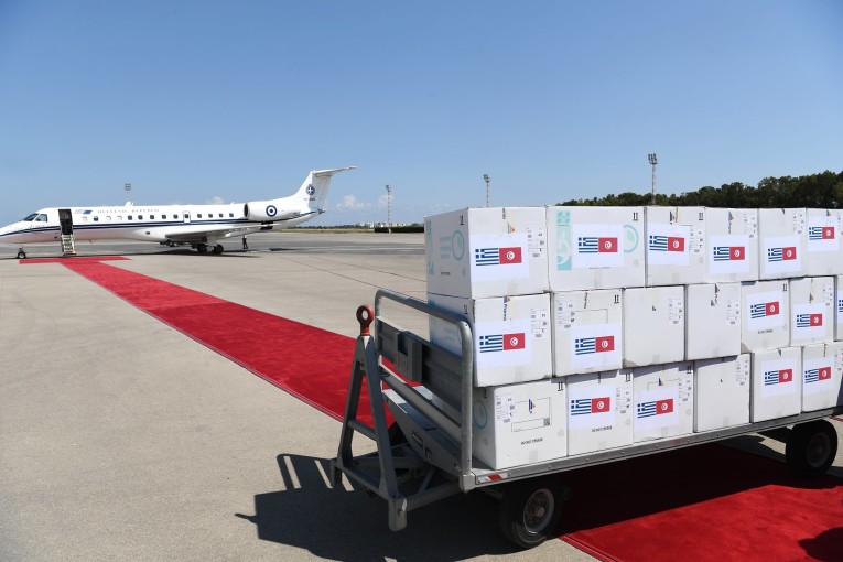 تونس تتسلم 100 ألف جرعة من التلاقيح ضد فيروس كوفيد 19 من اليونان