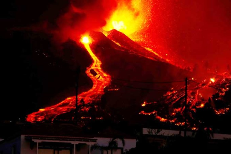 إجلاء 5000 شخص بعد ثوران بركان في جزر الكناري