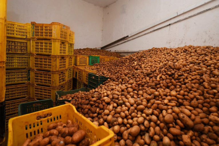 وزارة التجارة تتيح التسجيل عبر الجوال ضمن تطبيقة المخازن