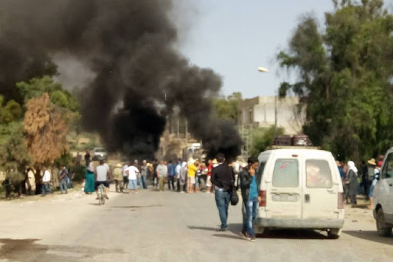 القيروان: محتجون يغلقون الطريق الرابطة بين الشبيكة وحاجب العيون للمطالبة بتوفير الماء الصالح للشرب ومعتمد الشبيكة