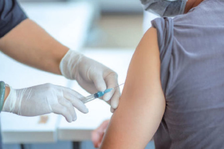 عدد الأشخاص الذين استكملوا التلقيح ضد فيروس كورونا يقترب من عتبة 4 ملايين