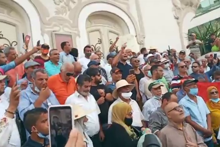 انطلاق الوقفة الاحتجاجية ضدّ قرارات 25 جويلية