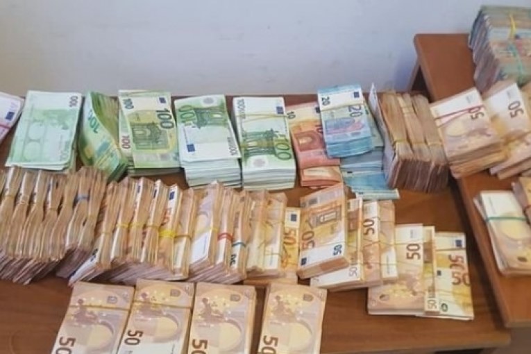 القصرين: تفكيك شبكة متكونة من 8 أشخاص بحوزتهم عملة أجنبية وقطع أثرية