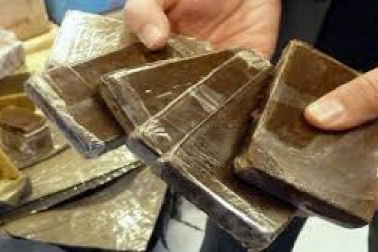 مطار قرطاج:إحباط محاولة تهريب 1097صفيحة من مخدر القنب الهندي