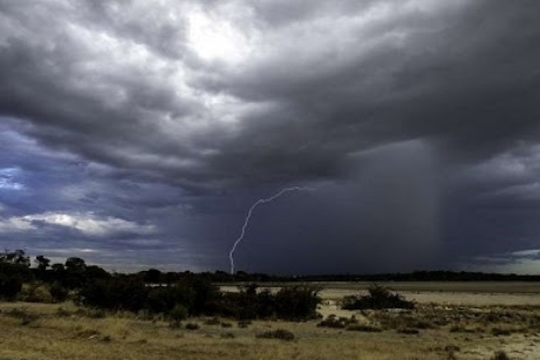 طقس كثيف السحب مع بعض الأمطار الرعدية خلال الليلة القادمة بالشمال الشرقي والساحل