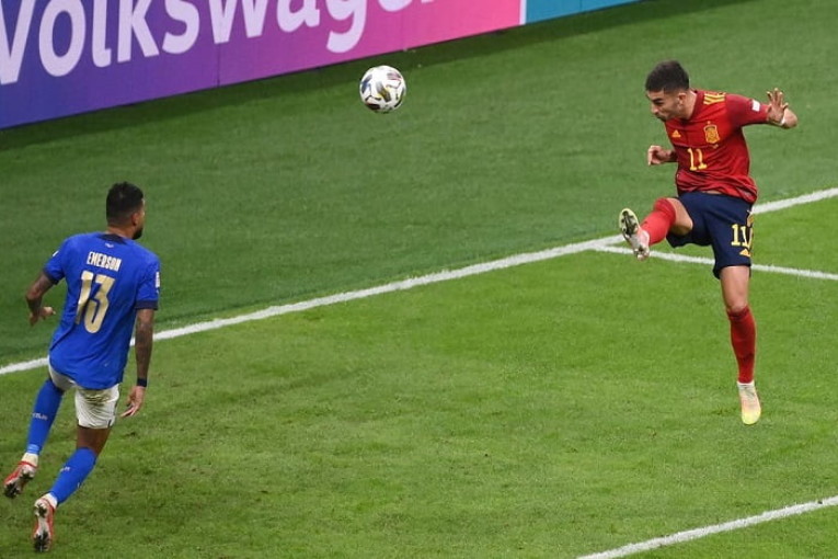 إسبانيا تنهي مسيرة إيطاليا الطويلة بدون هزيمة لتبلغ نهائي دوري الأمم