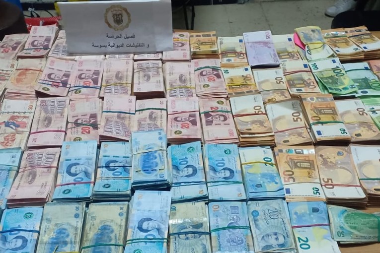 مصالح الحرس الديواني بسوسة تحجز مبالغ من العملة الأجنبية بقيمة 457 ألف دينار