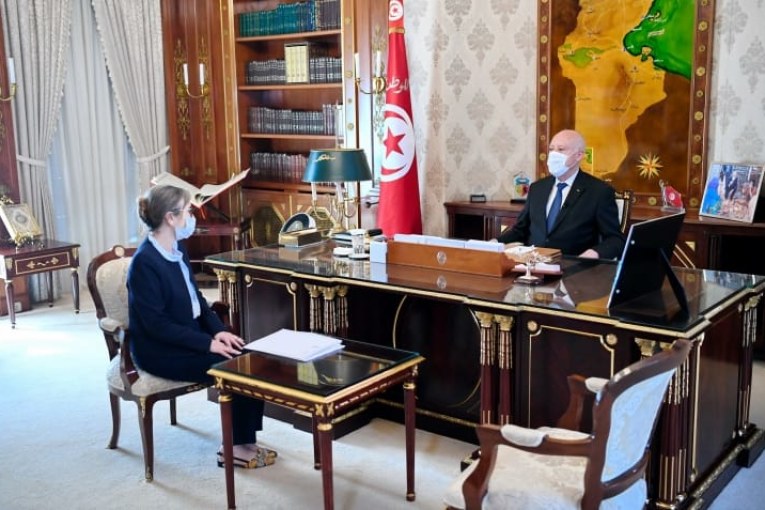 خلال لقائه المكلفة بتشكيل الحكومة، رئيس الدولة يؤكد أنه “ليس تحت وصاية أي كان، ومهمته هي تحقيق أرادة الشعب”