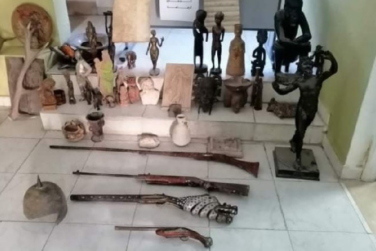 حجز أسلحة وقطع أثرية داخل مستودع بالمنيهلة