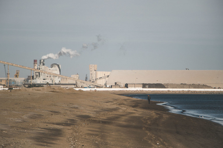 قابس: الانبعاثات الصادرة عن وحدات تحويل الفسفاط تلحق أضرارا بزراعات حوالي 120 فلاحا بشاطئ السلام