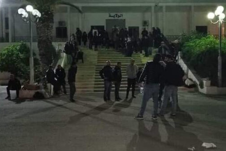 القصرين: المشمولون بالقانون عدد 38 لتشغيل حاملي الشهائد العليا يعبرون عن رفضهم القاطع لقرار رئيس الجمهورية