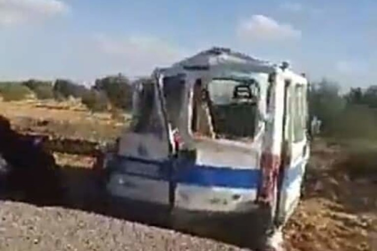 انقلاب “لواج” وتعرض سيارة إسعاف لحادث مرور