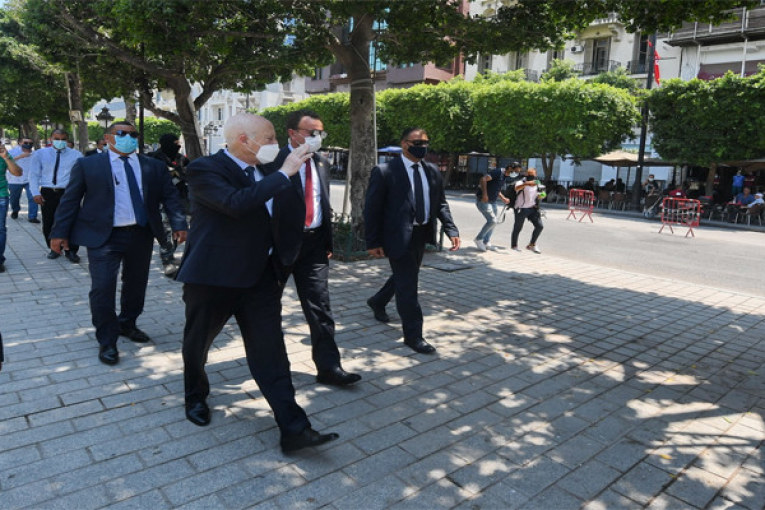 رئيس الجمهورية يقوم بجولة في شارع الحبيب بورقيبة بالعاصمة