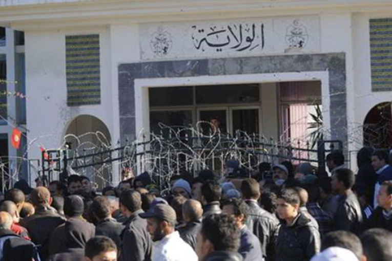 سليانة: عدد من جرحى الرشّ يحتجّون أمام مقرّ الولاية تزامنا مع الذكرى التاسعة لأحداث الرش