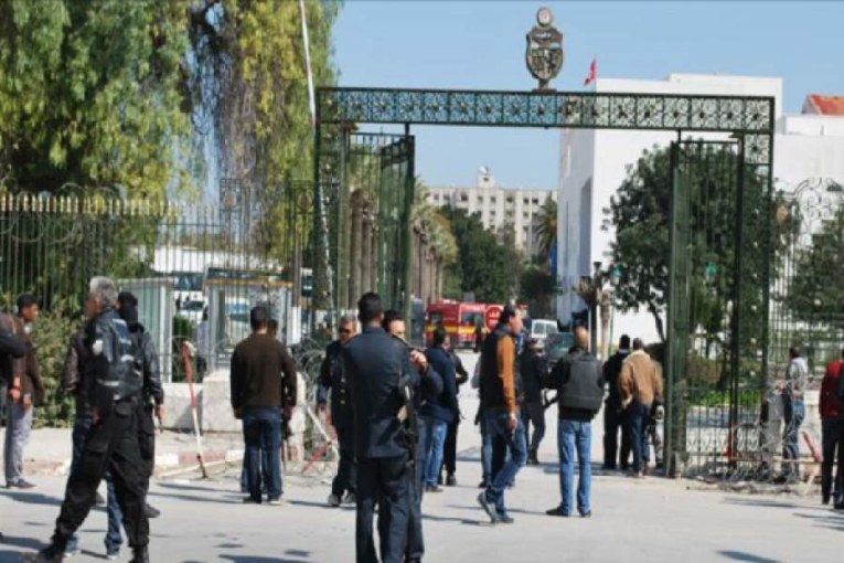 محيط باردو:القبض على أشخاص يتحوّزون على أسلحة بيضاء مختلفة الأحجام والأشكال