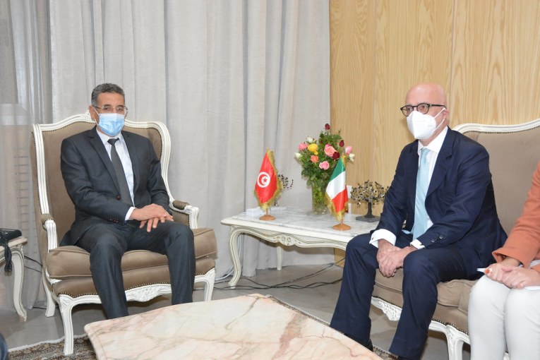 وزير الداخلية وسفير إيطاليا يبحثان آفاق الشراكة في سياق “مقاربة شاملة للهجرة”