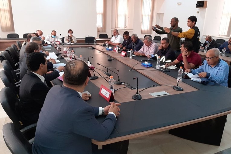 وفد حكومي يتحول الى ولاية قابس وتقدم في المفاوضات حول الوضع الاجتماعي بالمجمع الكيميائي