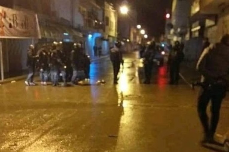 القصرين: تجدد المناوشات وعمليات الكرّ والفرّ بين عدد من المحتجين بحي النور والوحدات الأمنية