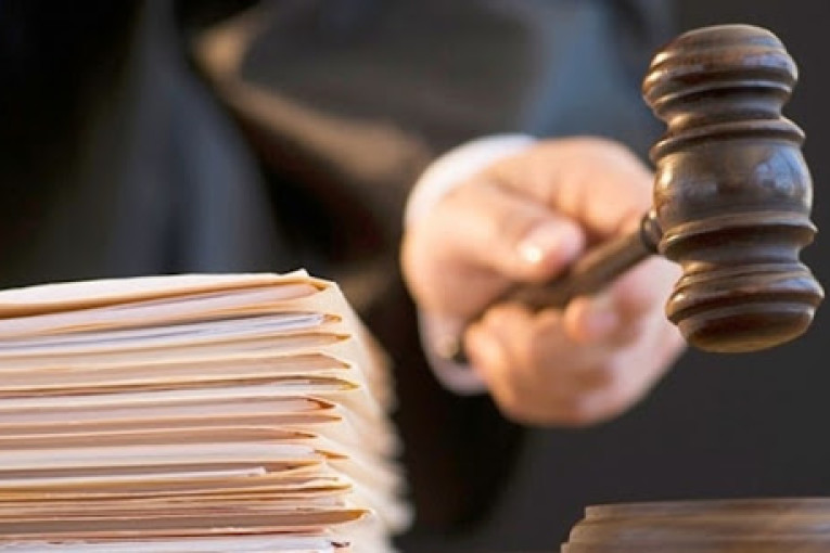 سيدي بوزيد: إحالة ولي وطبيب على القضاء بحالة تقديم في قضية اعتداء بالعنف عل مدير معهد ثانوي