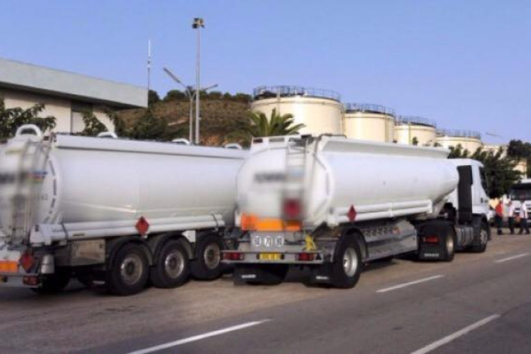 تاجيل اضراب سائقي شاحنات نقل المحروقات الى 6 و7 و8 جانفي 2022