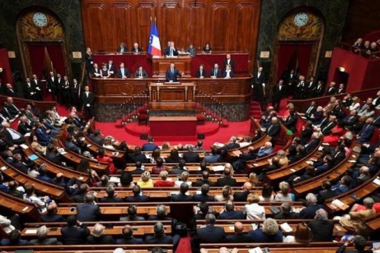 البرلمان الفرنسي يصادق بأغلبية على مشروع القانون المتعلق بتحويل الشهادة الصحية إلى شهادة تلقيح