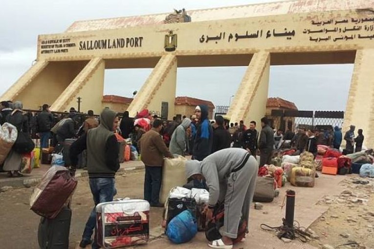 إجراءات مصرية وليبية لطمأنة العمال العازفين عن السفر لليبيا