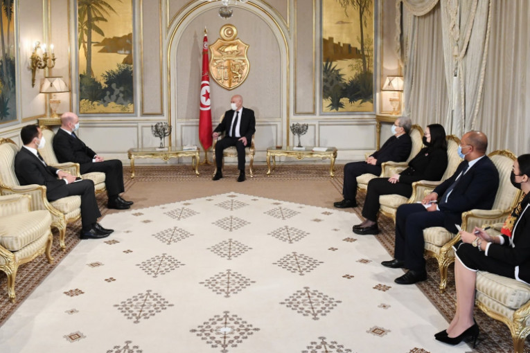 رئيس الجمهورية يشرف على موكب تسلّم أوراق اعتماد سفراء جدد بتونس