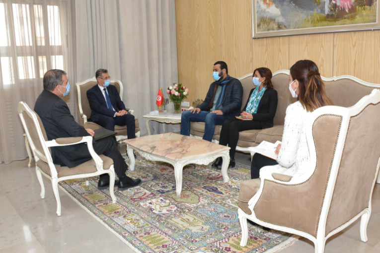 وزير الداخلية: الوزارة لا تسمح بأيّ تجاوزات قد تمسّ بالصحفي