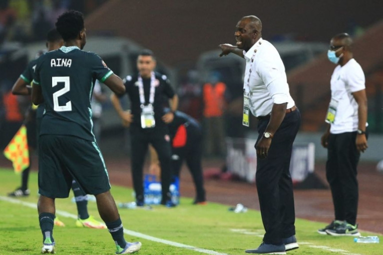 عقب الهزيمة أمام تونس.. مدرب نيجيريا يستقيل من مهامه