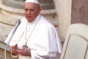 الفاتيكان: إصابة 2 من معاوني البابا المقربين بكورونا