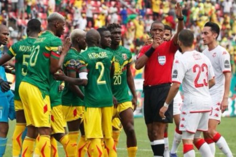 كان 2022: المنتخب يرفض العودة..والحكم ينهي المباراة