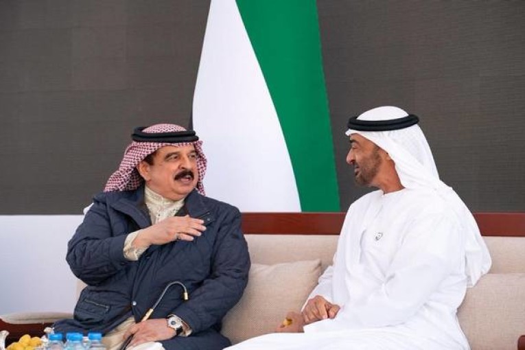 محمد بن زايد وملك البحرين يبحثان التطورات في المنطقة