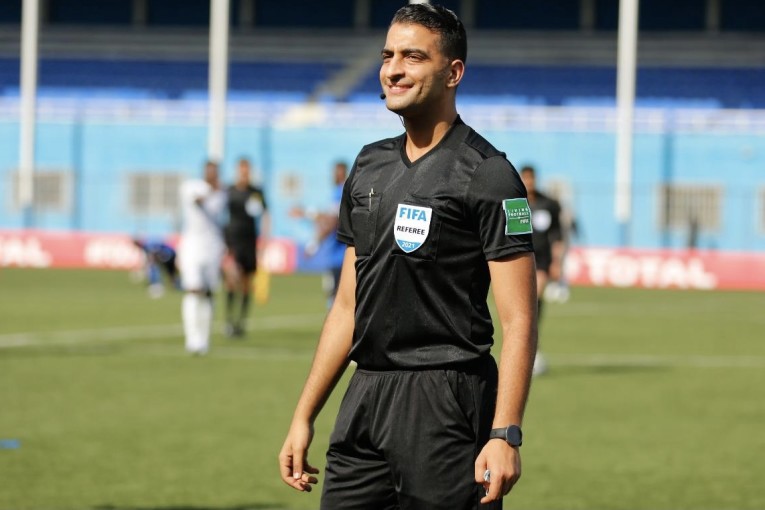 التحكيم التونسي حاضر في مباراة الكاميرون وغامبيا