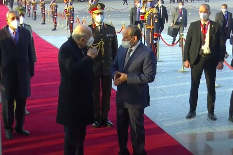 الرئيس المصري يستقبل نظيره الجزائري بمطار القاهرة