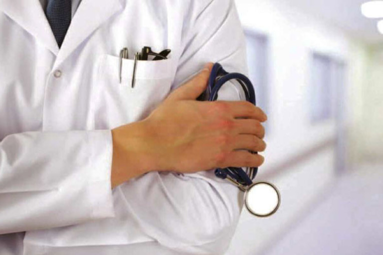 أطباء وصيادلة القطاع العام متمسكون بإضراب يوم غد