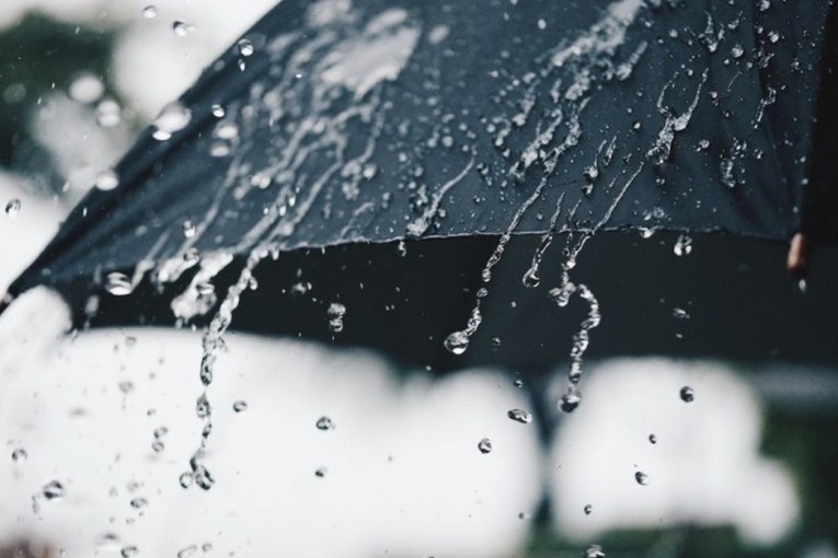 تواصل نزول الأمطار بعدد من مناطق البلاد ودرجات حرارة منخفضة