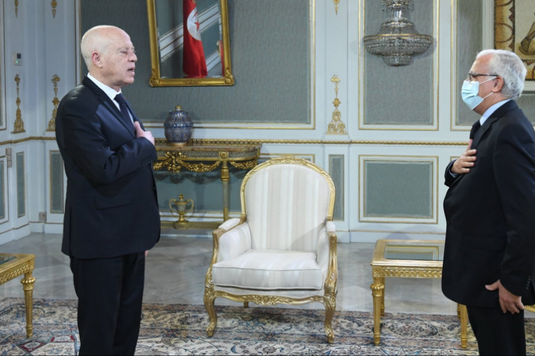 رئيس الجمهورية يبحث مع محمد صالح بن عيسى القضايا العربية الراهنة